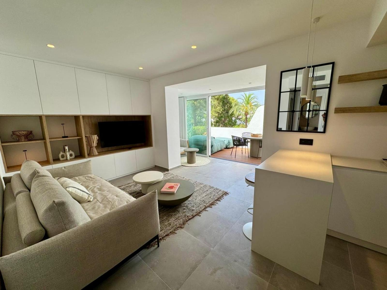 Luxurious Renovated Apartment *